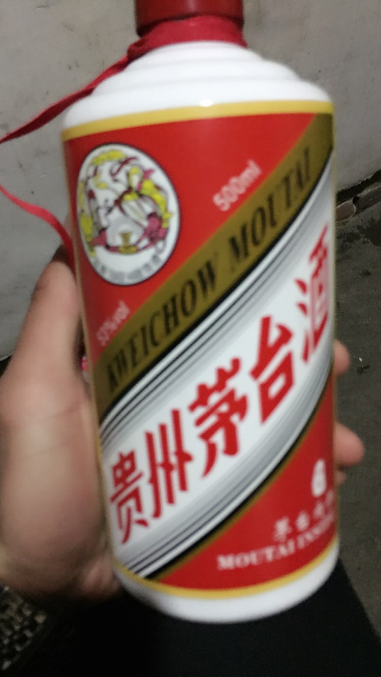 十年的茅台好喝不上头.一瓶酒两个人分.