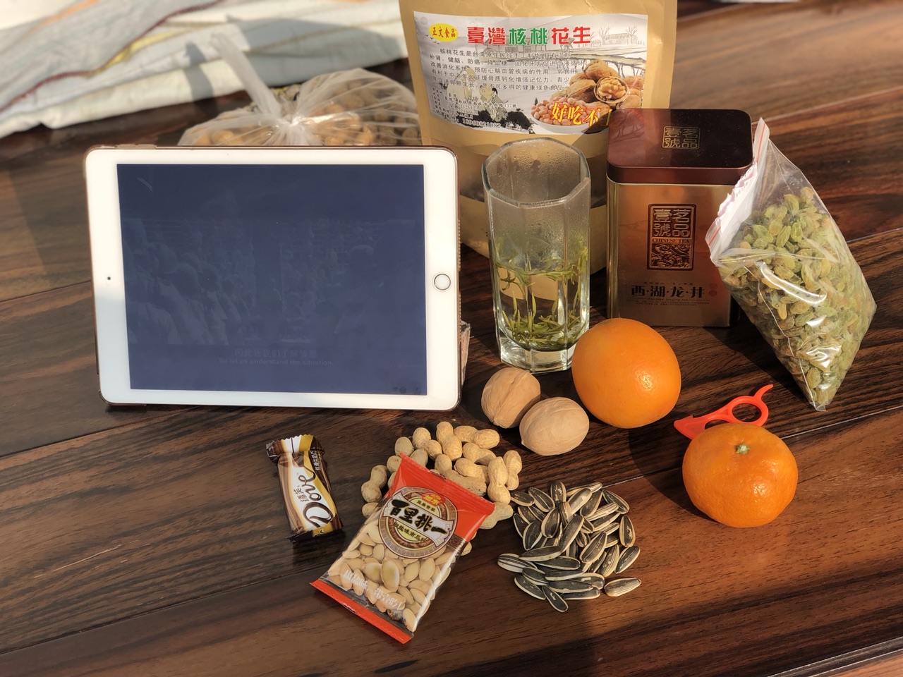 来来来,腿让一下了,啤酒饮料矿泉水,花生瓜子八宝粥.