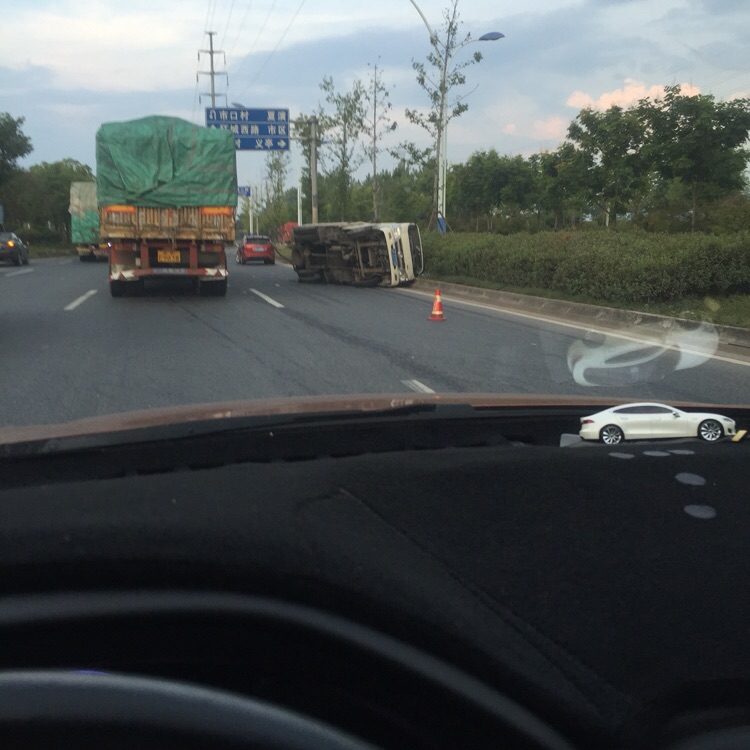 厉害的,小车干翻货车