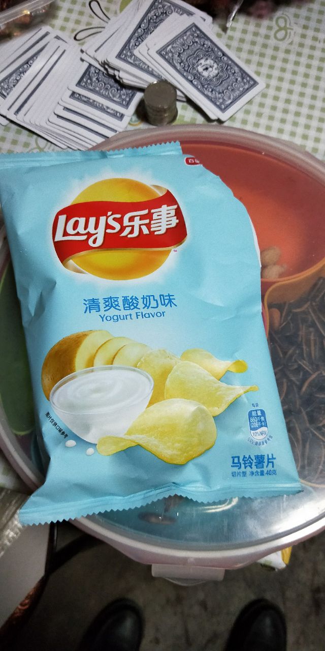 好吃.    可是,酸奶味薯片. 简直不忍吐槽
